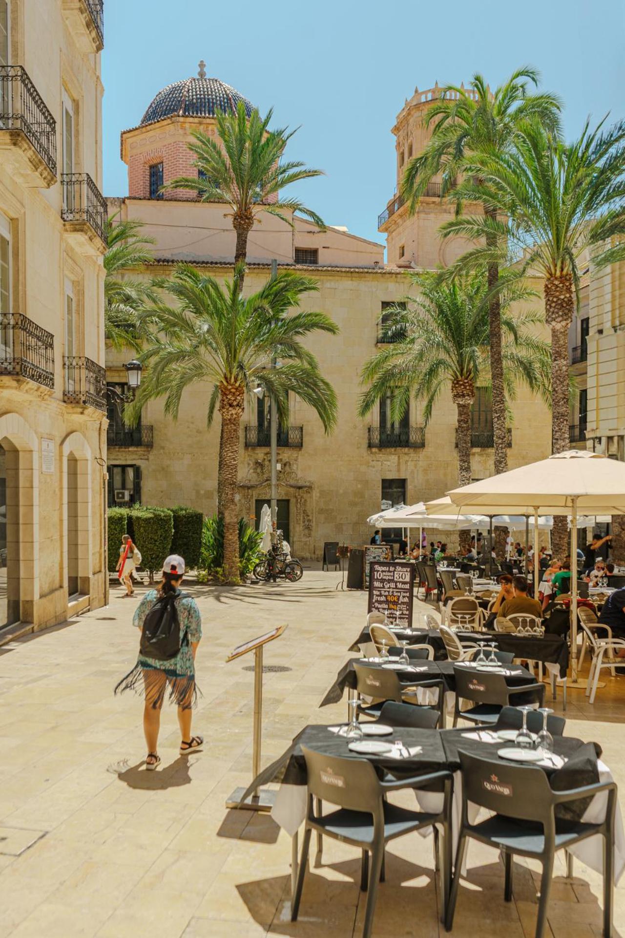 Refined And Practical Studio In Historic Center Of Alicante Bagian luar foto
