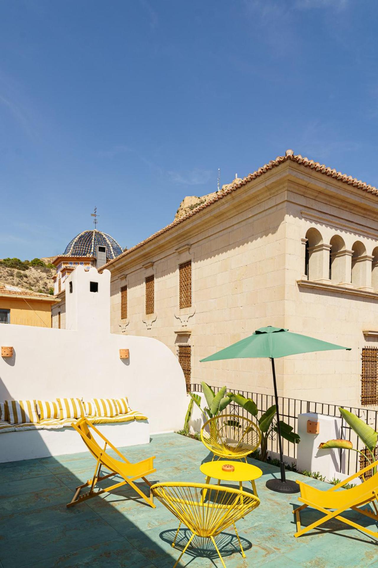 Refined And Practical Studio In Historic Center Of Alicante Bagian luar foto